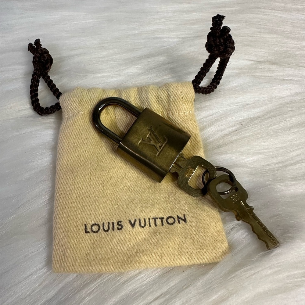 LOUIS VUITTON lock and key set #309
